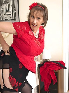 This British mature lady loves to get her dirty mind on