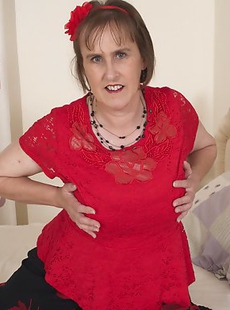 This British mature lady loves to get her dirty mind on