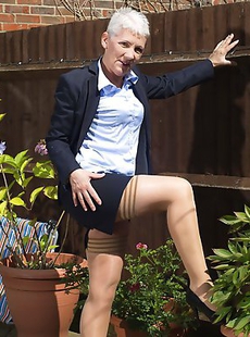 Naughty British housewife Fleur loves to get naked in the garden