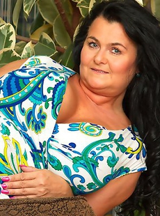 Big breasted mama showing off her big knockers