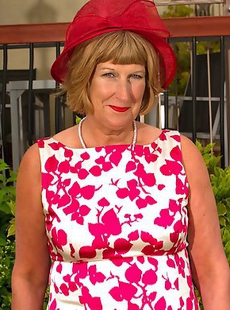 Horny British mature lady playing in the garden