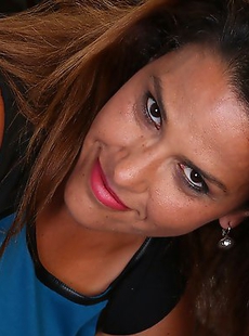 This hot American housewife loves to show off her naughty mind