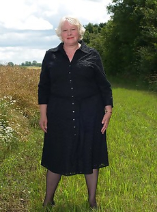 Amateur mature slut posing naked outside