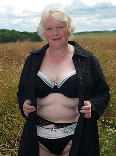 Amateur mature slut posing naked outside