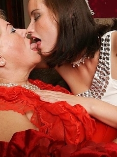 Horny old and young lezzies make out and then some