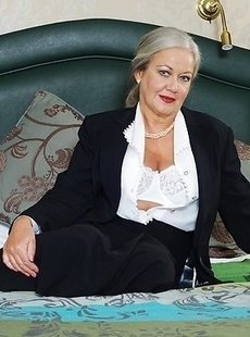 This naughty mature slut loves to play alone