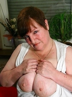 Chubby mature lady playing with herself