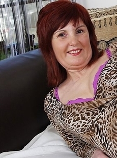 Big booty mature mama playing with her toys