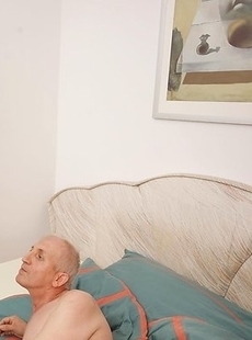 Hot teent babe doing her way older boyfriend