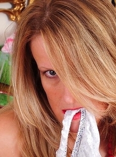 This naughty USA housewife loves to play with herself