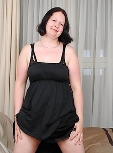 Chubby mature slut playing with herself