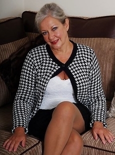 Naughty mature slut getting very dirty bu herself