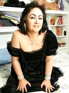 This horny mama loves to play with her pussy