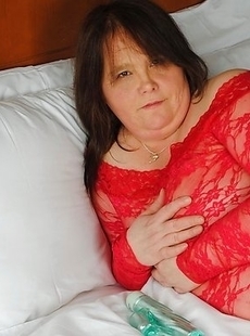 This chubby mama loves to please herself