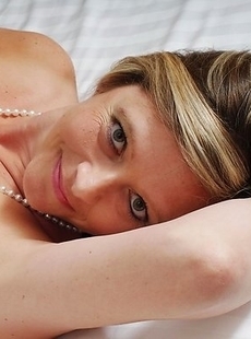 This hot mama loves to please her pussy