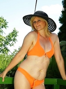 Horny mature slut playing with herself in the sun