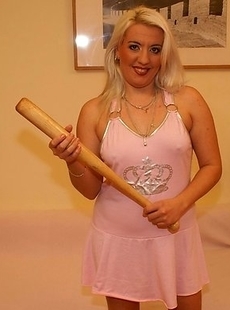 shoving her fist deep in the mature cunt