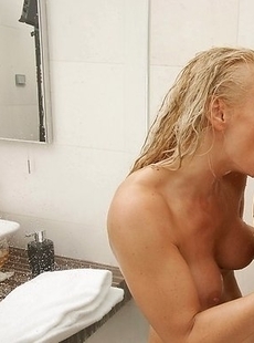 Hot babe doing a blonde MILF in the bathroom