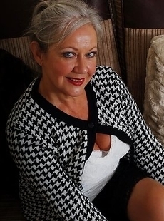 Naughty mature slut getting very dirty bu herself