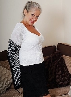 Naughty mature slut getting very dirty bu herself