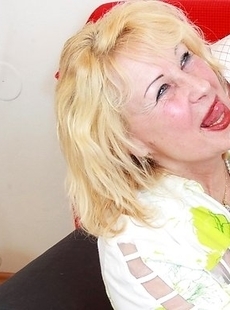 Kinky mama sucking and fucking her younger boyfriend