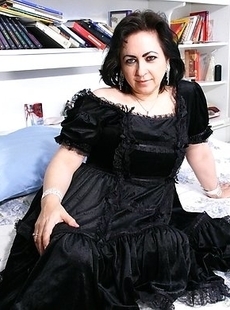This horny mama loves to play with her pussy