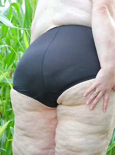 Big mature slut playing in a corn field