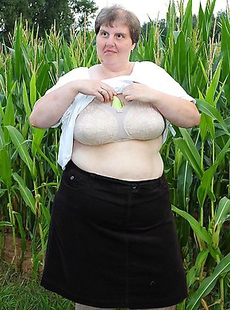 Big mature slut playing in a corn field
