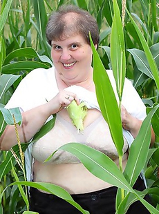 Big mature slut playing in a corn field