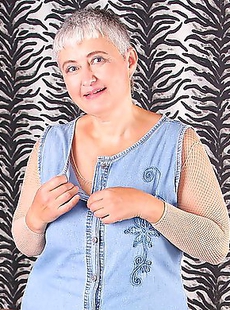 Hairy mature lady playing with herself