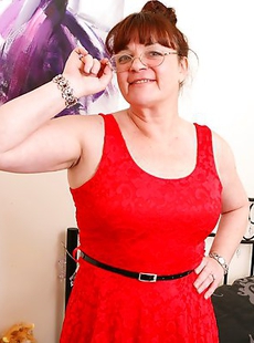 Horny British mature woman Diane loves to get wet and wild