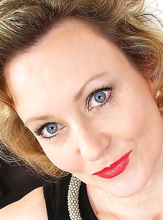 Hot European housewife getting her groove on