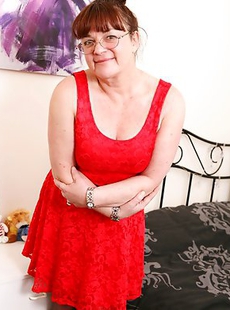 Horny British mature woman Diane loves to get wet and wild