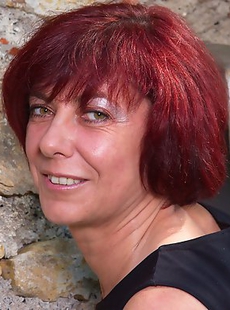 Horny mature lady playing with herself in the garden